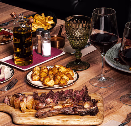 Cliente degustando deliciosa brocheta de carne de Hi-Life Steak House Puerto Calero